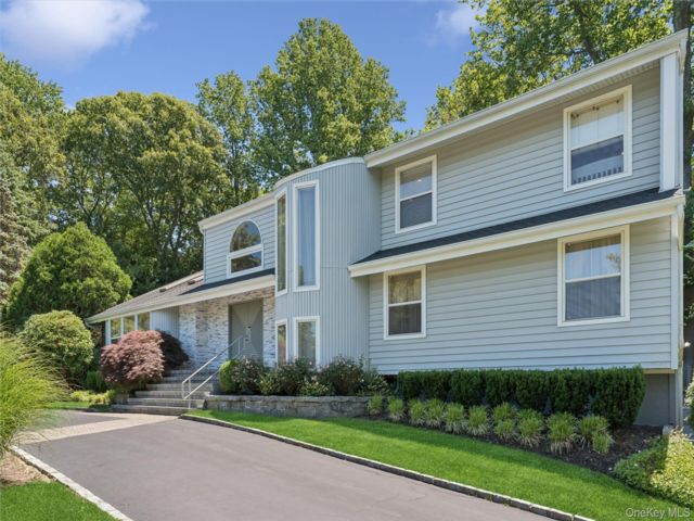  5 BR,  5.00 BTH &nbsp;Colonial style home in Woodbury