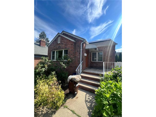  3 BR,  2.00 BTH &nbsp;Colonial style home in Bayside