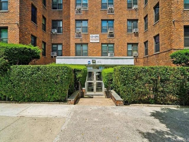  2 BR,  2.00 BTH &nbsp;High rise style home in Jerome Avenue