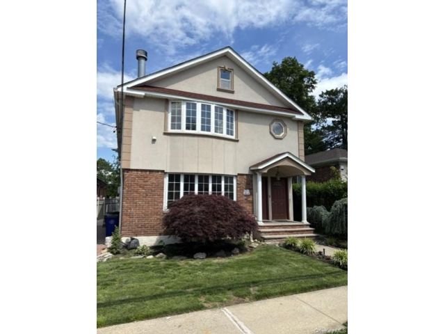  6 BR,  4.00 BTH &nbsp;Other style home in Little Neck