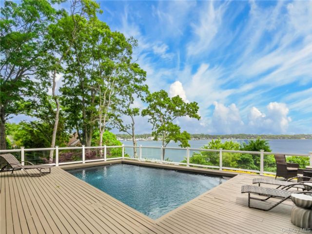  5 BR,  5.00 BTH &nbsp;Colonial style home in Hampton Bays