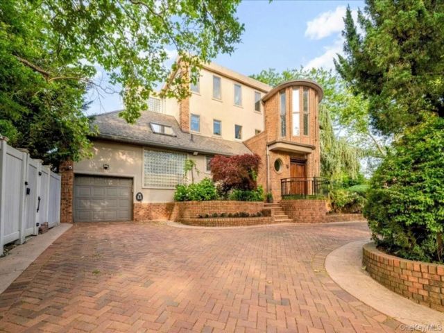 7 BR,  8.00 BTH &nbsp;Other style home in Lawrence