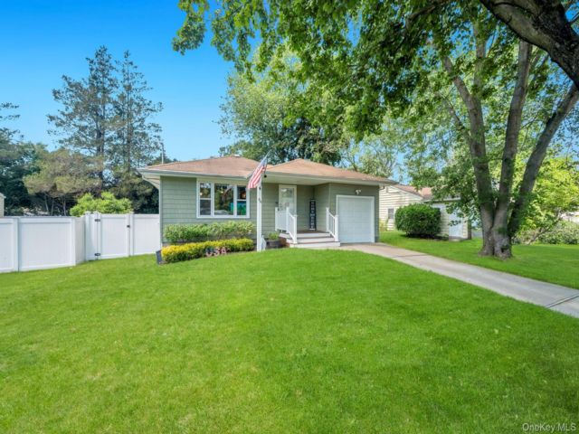  3 BR,  2.00 BTH &nbsp;Ranch style home in South Setauket
