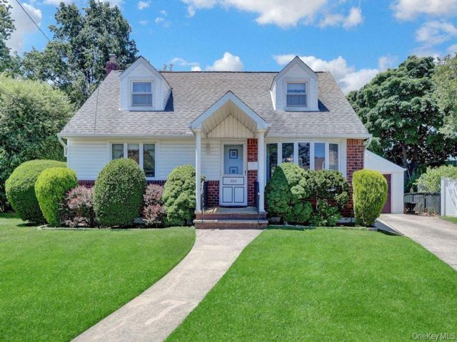  4 BR,  1.00 BTH &nbsp;Cape cod style home in Franklin Square