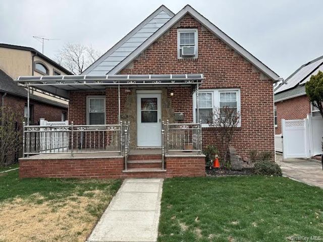  4 BR,  2.00 BTH &nbsp;Cape cod style home in Glen Oaks