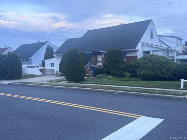  4 BR,  3.00 BTH &nbsp;Cape cod style home in Hicksville