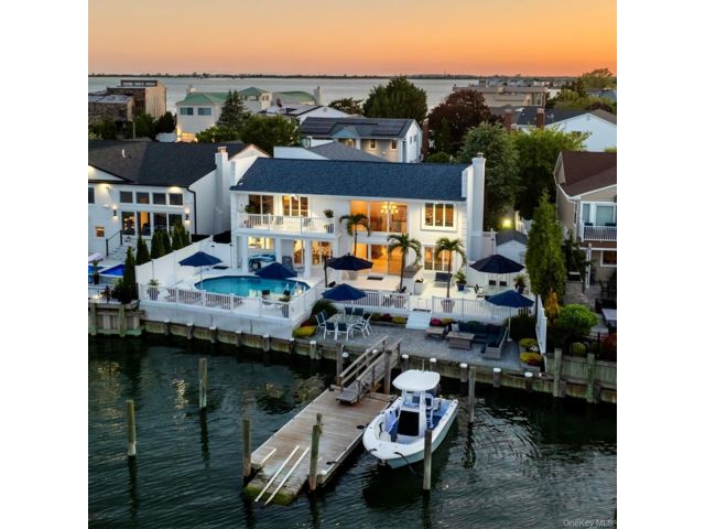  4 BR,  3.00 BTH &nbsp;Colonial style home in Bellmore