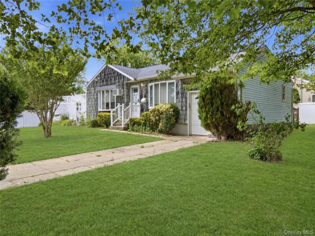 3 BR,  2.00 BTH &nbsp;Ranch style home in Islip Terrace
