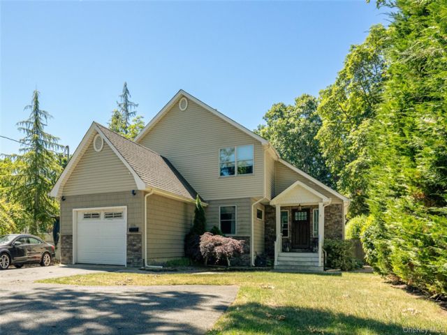  5 BR,  4.00 BTH &nbsp;Colonial style home in Saint James