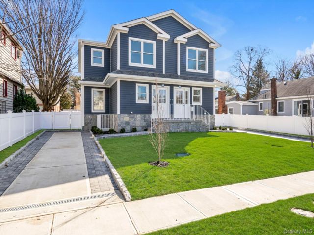  5 BR,  4.00 BTH &nbsp;Includes legal  style home in Port Washington