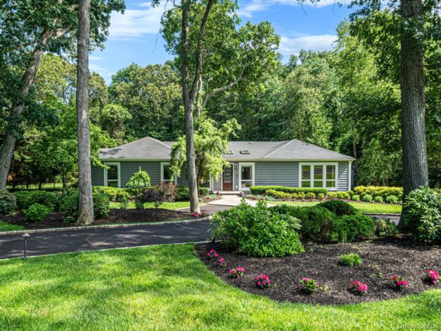 6 BR,  4.00 BTH &nbsp;Exp ranch style home in Dix Hills