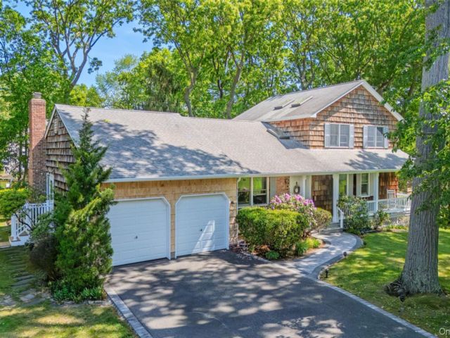  4 BR,  3.00 BTH &nbsp;Exp ranch style home in Setauket
