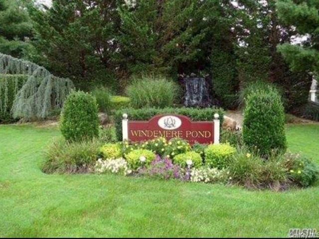  3 BR,  3.00 BTH &nbsp;Condo style home in Bay Shore