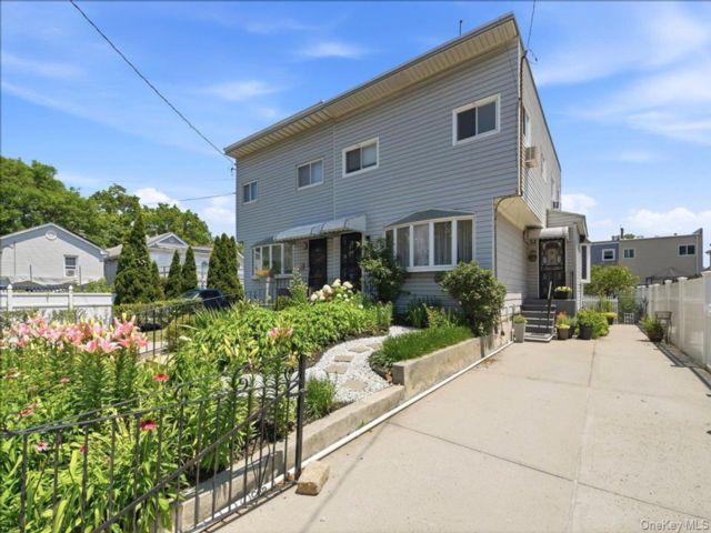  3 BR,  2.00 BTH &nbsp;Colonial style home in Throggs Neck