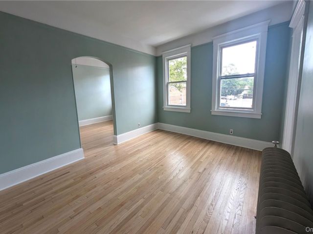  3 BR,  1.00 BTH &nbsp;Includes legal  style home in Great Neck