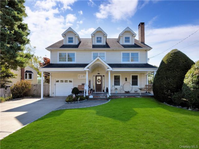  4 BR,  3.00 BTH &nbsp;Colonial style home in Amityville