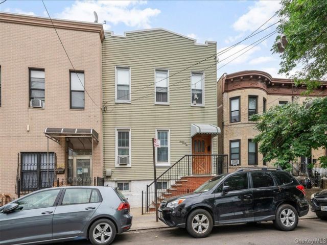  4 BR,  2.00 BTH &nbsp;House style home in Ridgewood