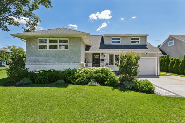  4 BR,  2.00 BTH &nbsp;Split level style home in East Williston