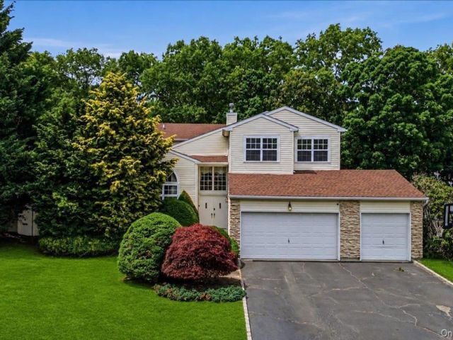  5 BR,  5.00 BTH &nbsp;Colonial style home in Lake Grove