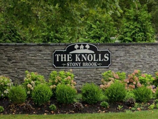  2 BR,  2.00 BTH &nbsp;Garden style home in Stony Brook