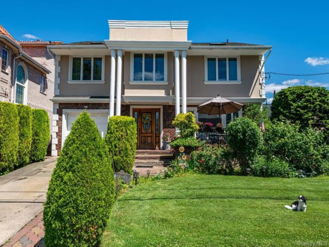  5 BR,  4.00 BTH &nbsp;Colonial style home in Bayside