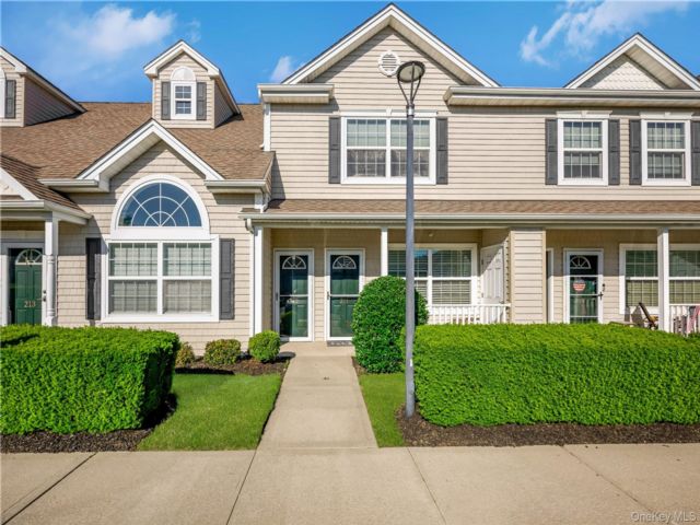  2 BR,  2.00 BTH &nbsp;Garden style home in Valley Stream