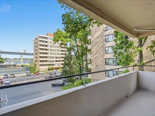  2 BR,  1.00 BTH &nbsp;Mid rise style home in Beechhurst