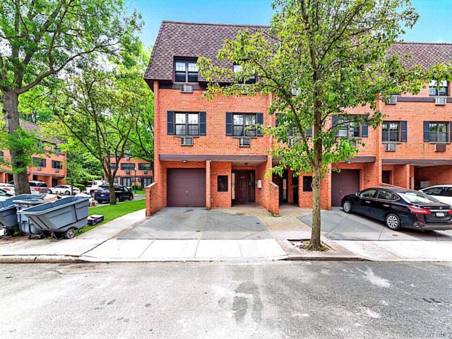  1 BR,  1.00 BTH &nbsp;Garden style home in Bayside