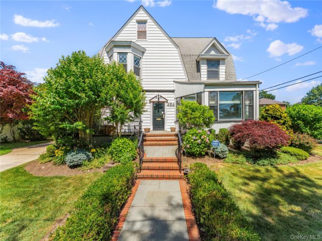  6 BR,  4.00 BTH &nbsp;Colonial style home in Cedarhurst