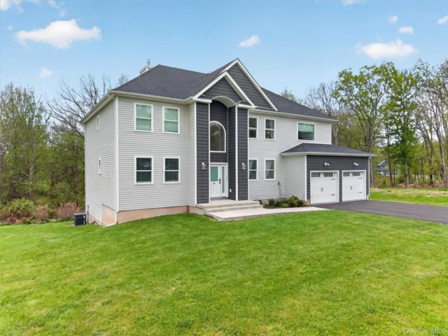  4 BR,  3.00 BTH &nbsp;Colonial style home in New Windsor