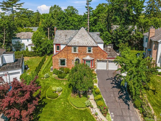  3 BR,  3.00 BTH &nbsp;Colonial style home in Great Neck
