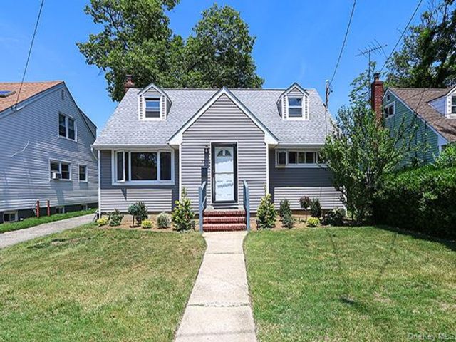  4 BR,  2.00 BTH &nbsp;Cape cod style home in Rockville Centre