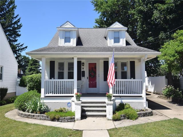  3 BR,  2.00 BTH &nbsp;Colonial style home in Hicksville