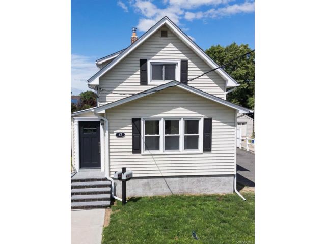  3 BR,  1.00 BTH &nbsp;Colonial style home in Lynbrook