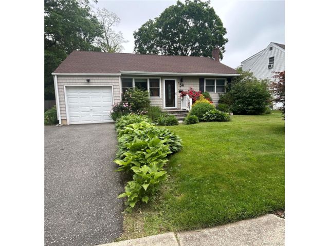  3 BR,  1.00 BTH &nbsp;Ranch style home in Huntington