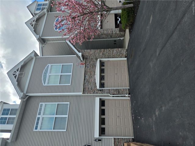  2 BR,  2.00 BTH &nbsp;Condo style home in New Windsor