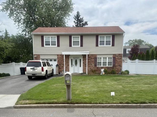  4 BR,  3.00 BTH &nbsp;Colonial style home in South Setauket