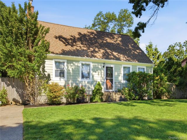  4 BR,  2.00 BTH &nbsp;Cape cod style home in Mastic