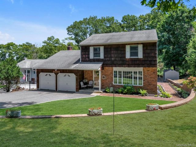  4 BR,  2.00 BTH &nbsp;Colonial style home in Kings Park