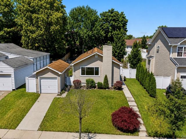  3 BR,  3.00 BTH &nbsp;Exp ranch style home in Syosset