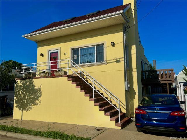 [Point Lookout Real Estate, listing number 7301877]