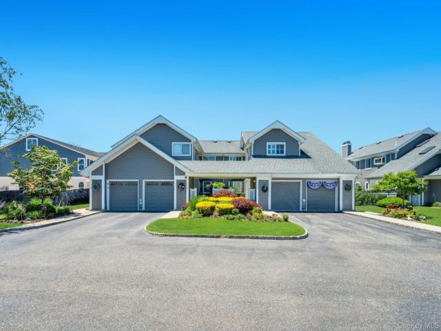  2 BR,  2.00 BTH &nbsp;Garden style home in Moriches