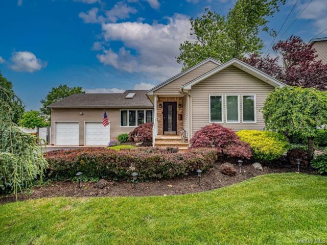  4 BR,  2.00 BTH &nbsp;Exp ranch style home in North Bellmore