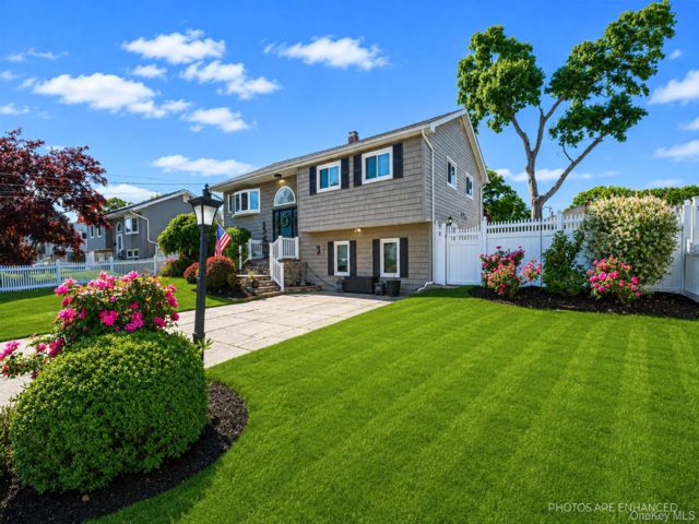  4 BR,  3.00 BTH &nbsp;Hi ranch style home in Islip Terrace