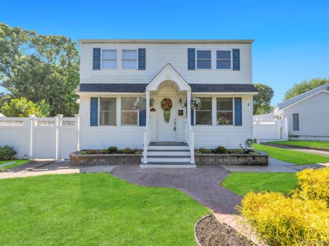  3 BR,  3.00 BTH &nbsp;Colonial style home in Centereach