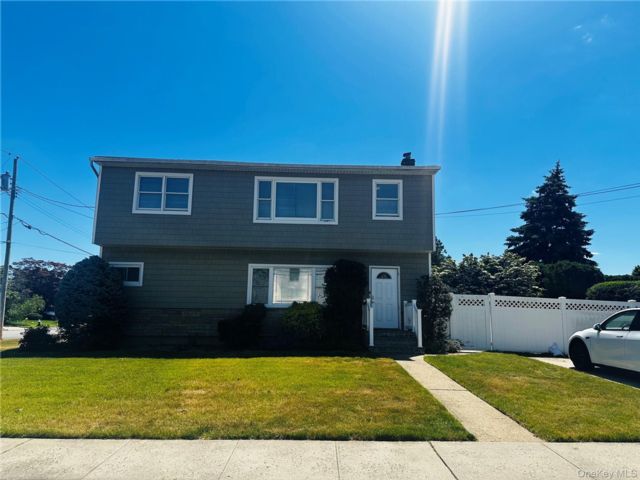  5 BR,  2.00 BTH &nbsp;Colonial style home in Bethpage