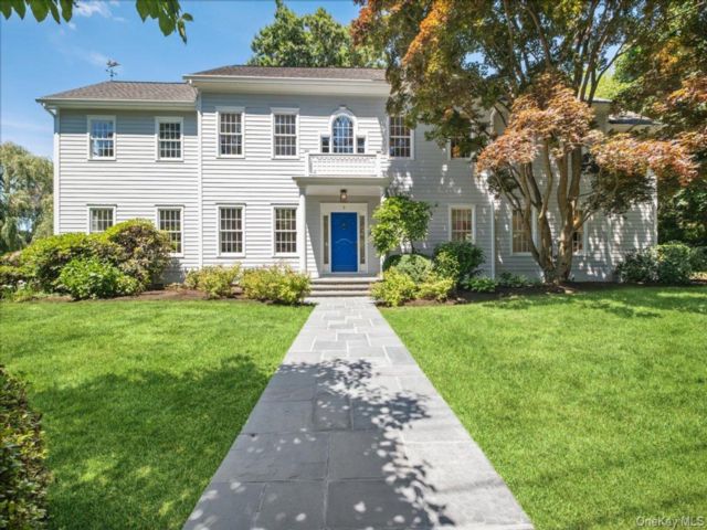  7 BR,  8.00 BTH &nbsp;Colonial style home in Larchmont