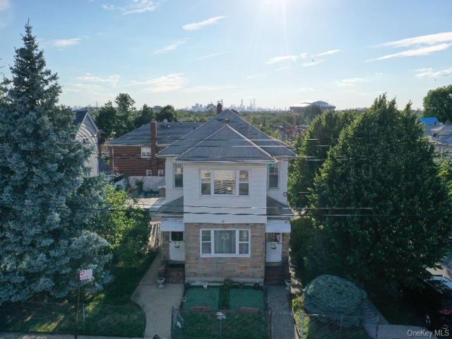  6 BR,  5.00 BTH &nbsp;Colonial style home in Flushing