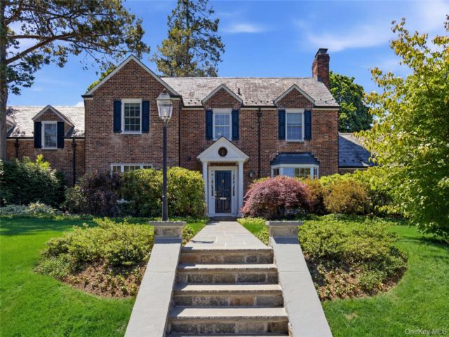  4 BR,  4.00 BTH &nbsp;Colonial style home in Cold Spring Harbor