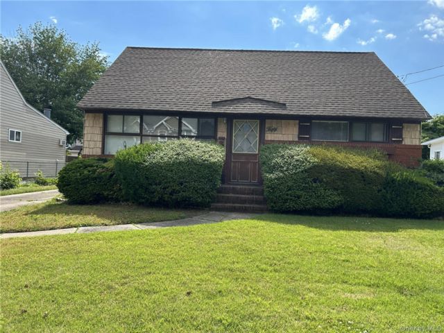  2 BR,  1.00 BTH &nbsp;Cape cod style home in Hicksville